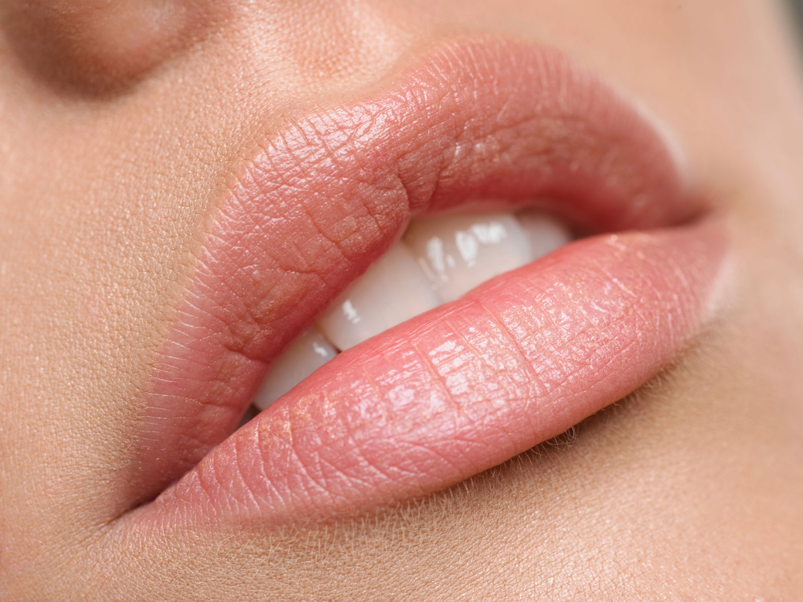 Lippenpigmentierung: natürliche Lippenfarbe mit klarer Kontur