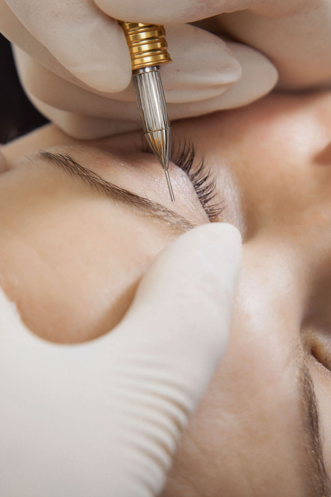 Microblading: haarfeine Härchenzeichnung an der Augenbraue